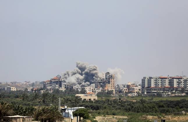 News Themen der Woche KW15 News Bilder des Tages (240415) -- GAZA, April 15, 2024 -- Smoke rises after an Israeli strike near the Nuseirat refugee camp in central Gaza Strip, April 14, 2024. The Palestinian death toll in the Gaza Strip from ongoing Israeli attacks has risen to 33,729, the Hamas-run Health Ministry said on Sunday. (Photo by Xinhua) MIDEAST-GAZA-ISRAELI STRIKES YasserxQudih 