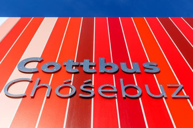 Cottbus DEU Deutschland Brandenburg Cottbus, 11.04.2024, Der Schriftzug Cootbus Chosebuz (sorbisch) ist an der Fassade eines Infozentrums am Cottbuser Bahnhof zu sehen. *** Cottbus DEU Germany Brandenburg Cottbus, 11 04 2024, The lettering Cootbus Chosebuz sorbian can be seen on the facade of an information center at Cottbus train station AF_Cottbus_64511.jpeg