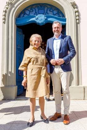 Elke Graefin von Pueckler DEU Deutschland Brandenburg Cottbus, 11.04.2024, Elke Graefin von Pueckler, Mitglied der Familie Pueckler, steht anlaesslich eines Pressetermins mit dem Cottbuser Oberbuergermeister Tobias Schick vor dem Schloss Branitz im Fuerst-Pueckler-Park Branitz. *** Elke Graefin von Pueckler DEU Germany Brandenburg Cottbus, 11 04 2024, Elke Graefin von Pueckler, member of the Pueckler family, stands in front of Branitz Castle in Fuerst Pueckler Park Branitz during a press event with Cottbus Mayor Tobias Schick AF_Cottbus_65122.jpeg