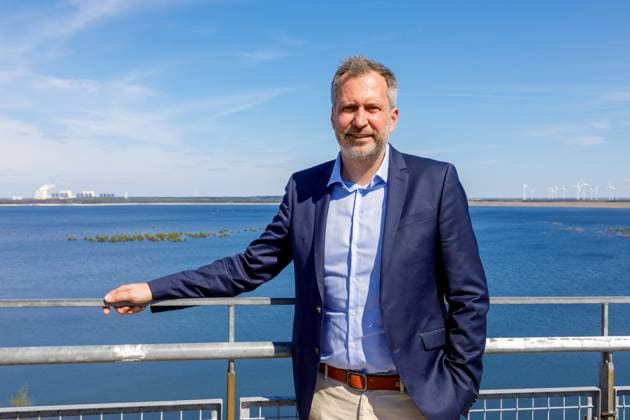 Cottbuser Ostsee DEU Deutschland Brandenburg Cottbus Merzdorf, 11.04.2024, Cottbuser Ostsee - Tobias Schick (SPD), Oberbuergermeister der Stadt Cottbus, steht anlaesslich eines Pressetermins auf dem Aussichtsturm Merzdorf. Durch Flutung des ehemaligen Braunkohletagebaus Cottbus-Nord entsteht der Cottbuser Ostsee . Der Cottbuser Ostsee wird gegenwaertig durch das Lausitzer Bergbauunternehmen LEAG geflutet - bis Mitte der 2020er Jahre entsteht ein 1900 Hektar grosser See am Rand der Stadt Cottbus. *** Cottbuser Ostsee DEU Germany Brandenburg Cottbus Merzdorf, 11 04 2024, Cottbuser Ostsee Tobias Schick SPD , Lord Mayor of Cottbus, stands on the Merzdorf observation tower during a press event The Cottbuser Ostsee will be created by flooding th AF_Cottbus_65277.jpeg