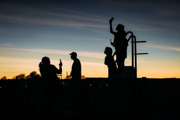 Creative Highlights Symbolbilder Silhouette of family watching total solar eclipse in sunset McClure, Illinois, United States CR_WEKW24041108-1396556-01 ,model released, Symbolfoto