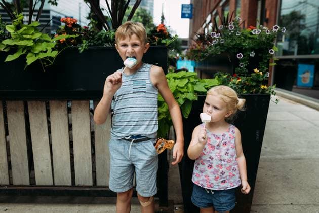 Creative Highlights Symbolbilder Kids eating marshmallow treats on city sidewalk during summer Chicago, Illinois, United States CR_WEKW24041126-1397448-01 ,model released, Symbolfoto
