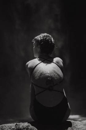 Creative Highlights Symbolbilder Woman traveler at the waterfall Nung Nung. Black and white. Bali South Kuta, Bali, Indonesia CR_YUKI240412BE-1397501-01 ,model released, Symbolfoto
