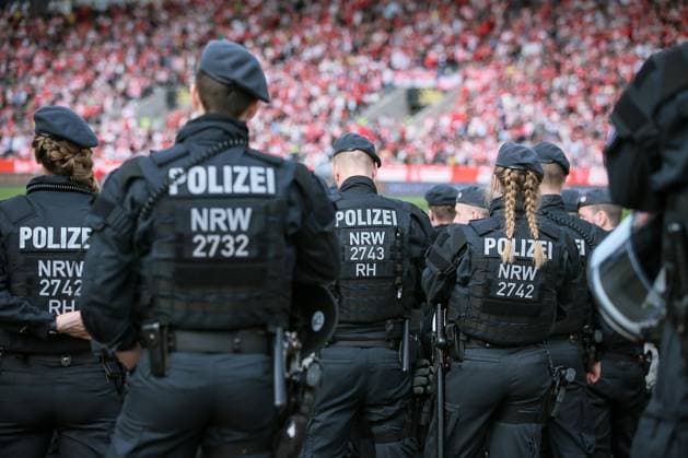07 04 2024, Essen, Football, bwin 3 Liga Herren, Stadion an der Hafenstraße, 32 Matchday Season 2023 2024, Rot Weiss Essen MSV Duisburg Large police contingent at the high-risk match Revierderby The police are on standby Hundreds on standby Police officer Police operation Symbolic image DFB regulations prohibit any