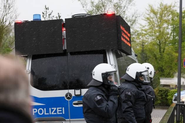 Derby zwischen den Rivalen Barfuß Remscheid und Vorwärts Wuppertal am Dienstagvormittag im Wuppertaler Stadion am Zoo. Großübung der Wuppertaler Polizei! Derby zwischen den Rivalen Barfuß Remscheid und Vorwärts Wuppertal am Dienstagvormittag im Wuppertaler Stadion am Zoo. Unter diesem Motto führte die Wuppertaler Polizei eine großangelegte Übung mit fiktiven Fußballfans in Wuppertal-Sonnborn durch. Rund 250 Kräfte der Einsatzhundertschaft, teilweise als Fußballfans, teils als aktive Einsatzkräfte nahmen an der Übung bei bestem Wuppertaler Wetter teil. Aus den Lautsprechern machte die Polizei zunächst Durchsagen: Herzlich Willkommen im sonnigen Sonnborn. Entfernen Sie die Vermummung und unterlassen