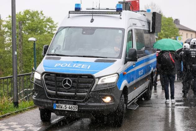 Derby zwischen den Rivalen Barfuß Remscheid und Vorwärts Wuppertal am Dienstagvormittag im Wuppertaler Stadion am Zoo. Großübung der Wuppertaler Polizei! Derby zwischen den Rivalen Barfuß Remscheid und Vorwärts Wuppertal am Dienstagvormittag im Wuppertaler Stadion am Zoo. Unter diesem Motto führte die Wuppertaler Polizei eine großangelegte Übung mit fiktiven Fußballfans in Wuppertal-Sonnborn durch. Rund 250 Kräfte der Einsatzhundertschaft, teilweise als Fußballfans, teils als aktive Einsatzkräfte nahmen an der Übung bei bestem Wuppertaler Wetter teil. Aus den Lautsprechern machte die Polizei zunächst Durchsagen: Herzlich Willkommen im sonnigen Sonnborn. Entfernen Sie die Vermummung und unterlassen