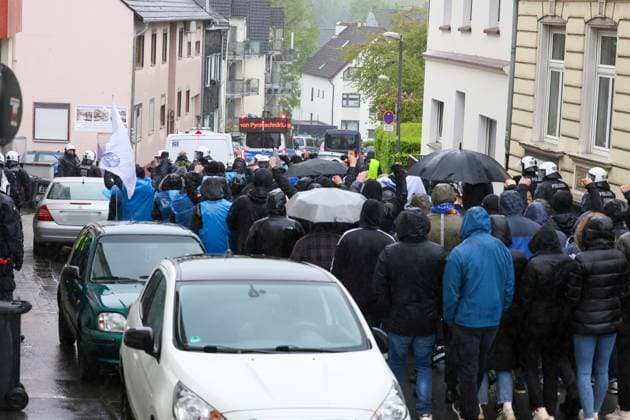 Derby zwischen den Rivalen Barfuß Remscheid und Vorwärts Wuppertal am Dienstagvormittag im Wuppertaler Stadion am Zoo. Großübung der Wuppertaler Polizei! Derby zwischen den Rivalen Barfuß Remscheid und Vorwärts Wuppertal am Dienstagvormittag im Wuppertaler Stadion am Zoo. Unter diesem Motto führte die Wuppertaler Polizei eine großangelegte Übung mit fiktiven Fußballfans in Wuppertal-Sonnborn durch. Rund 250 Kräfte der Einsatzhundertschaft, teilweise als Fußballfans, teils als aktive Einsatzkräfte nahmen an der Übung bei bestem Wuppertaler Wetter teil. Aus den Lautsprechern machte die Polizei zunächst Durchsagen: Herzlich Willkommen im sonnigen Sonnborn. Entfernen Sie die Vermummung und unterlassen