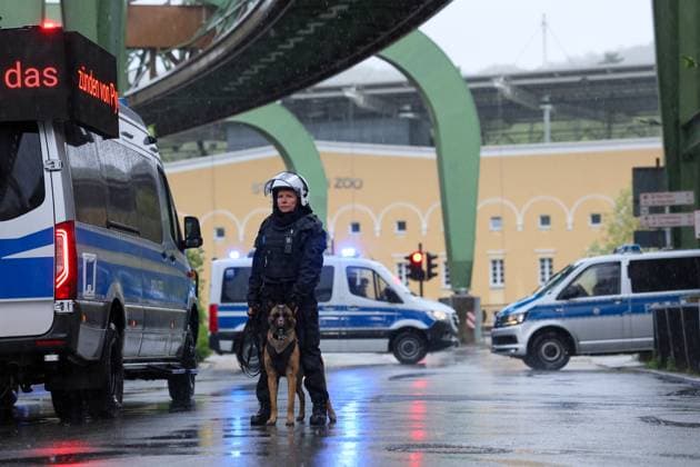 Derby zwischen den Rivalen Barfuß Remscheid und Vorwärts Wuppertal am Dienstagvormittag im Wuppertaler Stadion am Zoo. Großübung der Wuppertaler Polizei! Derby zwischen den Rivalen Barfuß Remscheid und Vorwärts Wuppertal am Dienstagvormittag im Wuppertaler Stadion am Zoo. Unter diesem Motto führte die Wuppertaler Polizei eine großangelegte Übung mit fiktiven Fußballfans in Wuppertal-Sonnborn durch. Rund 250 Kräfte der Einsatzhundertschaft, teilweise als Fußballfans, teils als aktive Einsatzkräfte nahmen an der Übung bei bestem Wuppertaler Wetter teil. Aus den Lautsprechern machte die Polizei zunächst Durchsagen: Herzlich Willkommen im sonnigen Sonnborn. Entfernen Sie die Vermummung und unterlassen