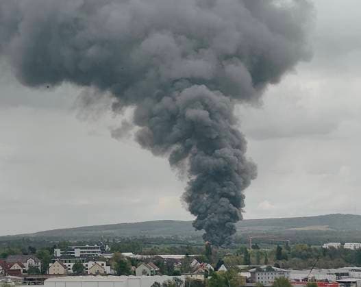 News Themen der Woche KW16 News Bilder des Tages Explosion in Klein Schöppenstedt: Es besteht Lebensgefahr Braunschweig Wolfenbüttel. Am heutigen Dienstagmittag wurde die Feuerwehr zu einer Großlage bei einer Firma für Aerosole und Sprayprodukte an der Helmstedter Straße gerufen. Hier ist es zu einer Explosion gekommen. Schwarze Rauchschwaden sind bereits von weitem sichtbar. Der Einsatz hält weiter an. Es besteht Lebensgefahr, wie die Feuerwehr Braunschweig mitteilt. Braunschweig Niedersachsen Deutschland *** Explosion in Klein Schöppenstedt There is a danger to life Braunschweig Wolfenbüttel This Tuesday afternoon, the fire department was called to a major situation at a company for aerosols and spray products on Helmstedter Straße An explosion has occurred here Black clouds of s Copyright: xMartinxDziadekx