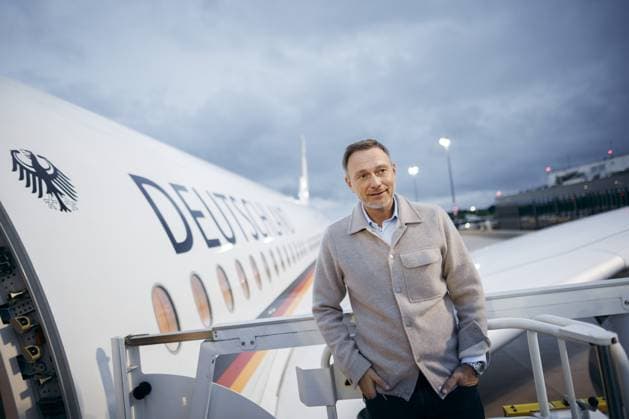 News Themen der Woche KW16 News Bilder des Tages Christian Lindner (FDP), Bundesminister der Finanzen, aufgenommen beim betreten eines Flugzeuges der Flugbereitschaft der Bundeswehr. Der Minister reist zur IWF Fruehjahrstagung nach Washington. Berlin, 16.04.2024. Fotografiert im Auftrag des Bundesministerium der Finanzen (BMF) Berlin Deutschland *** Christian Lindner FDP , Federal Minister of Finance, photographed while boarding an airplane of the Bundeswehr Air Force The Minister is traveling to the IMF Spring Meeting in Washington Berlin, 16 04 2024 Photographed on behalf of the Federal Ministry of Finance BMF Berlin Germany Copyright: xFelixxZahnxBMFxphotothek.dex