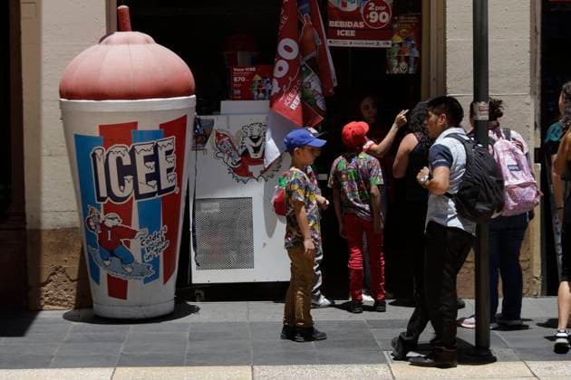 Mexiko, Rekordtemperaturen in Teilen des Landes High Temperatures In Mexico City Snow is being sold in a shop on the streets of Mexico City s Zocalo. The National Water Commission (CONAGUA) reports that on this Monday, the thermometer registered a new historic high of 34.2 degrees Celsius in Mexico City. It is noteworthy that the temperature has not been this high since 1998, on April 16, 2024. Mexico City Mexico City Mexico  Copyright: xGerardoxVieyrax originalFilename: vieyra-notitle240416_nparh.jpg