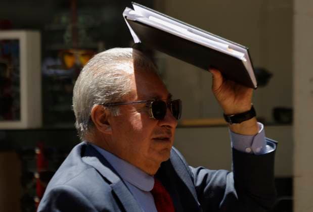 Mexiko, Rekordtemperaturen in Teilen des Landes High Temperatures In Mexico City A person is covering themselves from the sunlight with sheets of paper and folders on the streets of Mexico City s Zocalo. The National Water Commission (CONAGUA) reports that on this Monday, the thermometer has registered a new historic high of 34.2 degrees Celsius in Mexico City, marking the highest temperature since 1998, on April 16, 2024. Mexico City Mexico City Mexico  Copyright: xGerardoxVieyrax originalFilename: vieyra-notitle240416_npcnJ.jpg