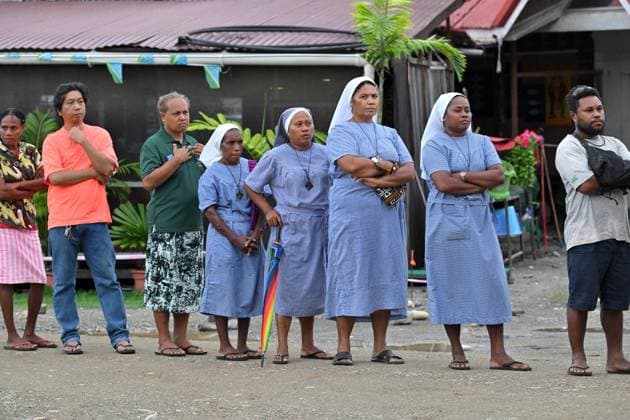News Themen der Woche KW16 News Bilder des Tages Wahlen auf den Salomonen SOLOMON ISLANDS ELECTION, Nuns queue at a polling station to vote during the Solomon Islands elections in the capital Honiara. Wednesday, April 17, 2024. 350,000 voters are expected to vote in todays election. ( NO ARCHIVING, EDITORIAL USE ONLY, NO USE IN BOOKS WITHOUT CONSENT HONIARA SOLOMON ISLANDS  Copyright: xMICKxTSIKASx 20240417001933181021