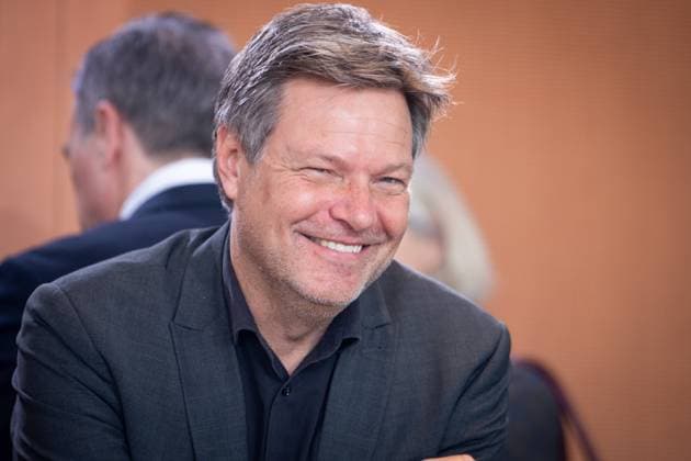 News Bilder des Tages 97. Bundeskabinettsitzung Aktuell, 17.04.2024, Berlin, Bundeswirtschafts- und Klimaminister Robert Habeck (Gruene) lachend im Portrait im Vorfeld der Kabinettssitzung, Sitzung des Bundeskabinett im Bundeskanzleramt in Berlin Berlin Berlin Deutschland *** 97 Federal Cabinet Meeting Current, 17 04 2024, Berlin, Federal Minister of Economics and Climate Robert Habeck Gruene laughing in portrait in the run-up to the cabinet meeting, meeting of the Federal Cabinet in the Federal Chancellery in Berlin Berlin Berlin Germany