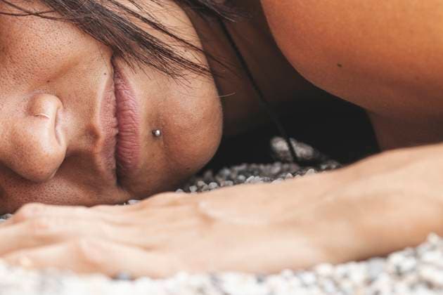 Creative Highlights Symbolbilder A close up of woman face lying down in the sand of a beach Kalaw, Shan, Myanmar (Burma) R_GEMR240415-1401620-01 ,model released, Symbolfoto