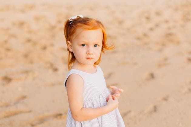Creative Highlights Symbolbilder Redhead girl on a sandy beach at sunset Kapolei, Hawaii, United States R_PXQG240416-1403319-01 ,model released, Symbolfoto