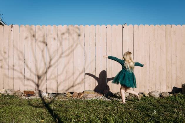 IMAGO Creative, Frühling, Licht und Sonne Girl dancing in yard casting shadow on pink fence McClure, Illinois, United States CR_WEKW240416-1404983-01 ,model released, Symbolfoto