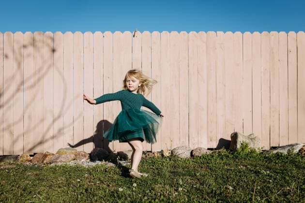 Creative Highlights Symbolbilder Carefree child twirling in yard against wooden fence McClure, Illinois, United States CR_WEKW240416-1404987-01 ,model released, Symbolfoto
