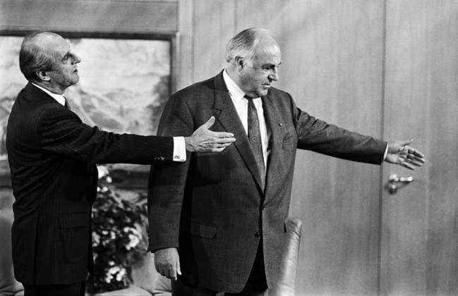 Archivbilder der Woche KW16 Deutschland, Bonn, 13.12.1993 Archiv.: 45-08-23 Besuch oesterreichischer Bundespraesident Foto: Bundeskanzler Helmut Kohl und Bundespraesident Thomas Klestil Besuch oesterreichischer Bundespraesident *** Germany, Bonn, 13 12 1993 Archive 45 08 23 Visit of Austrian Federal President Photo Federal Chancellor Helmut Kohl and Federal President Thomas Klestil Visit of Austrian Federal President