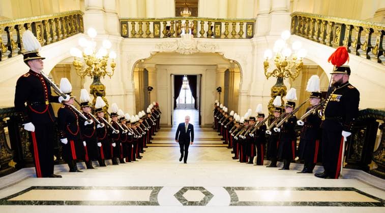 Entertainment Themen der Woche KW16 Entertainment Bilder des Tages King Philippe - Filip of Belgium walks up the steps as Prince Gabriel and his fellow students, in military gala costume, stand guard, ahead of a reception at the royal palace on the occasion of the Belgian presidency of the Council of the European Union and the extra-ordinary European Council meeting, in Brussels, Wednesday 17 April 2024.  POOLxBENOITxDOPPAGNE 91161124