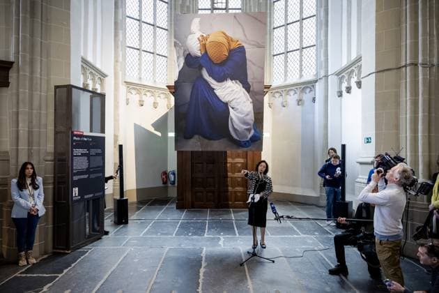 AMSTERDAM - The photo A Palestinian woman embraces the body of her niece by Mohammed Salem is the photo of the year during the announcement of the winners of the World Press Photo in the Nieuwe Kerk in Amsterdam. It is one of the most prestigious awards for photojournalists. ANP ROBIN VAN LONKHUIJSEN netherlands out - belgium out  Copyright: xx x496307004x originalFilename: 496307004.jpg