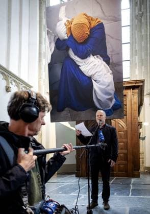 AMSTERDAM - Rickey Rogers (Global editor Reuters pictures) reads a statement from winner Mohammed Salem about the photo A Palestinian woman embraces the body of her niece, the photo of the year during the announcement of the winners of the World Press Photo in the New Church in Amsterdam. It is one of the most prestigious awards for photojournalists. ANP ROBIN VAN LONKHUIJSEN netherlands out - belgium out  Copyright: xx x496307074x originalFilename: 496307074.jpg