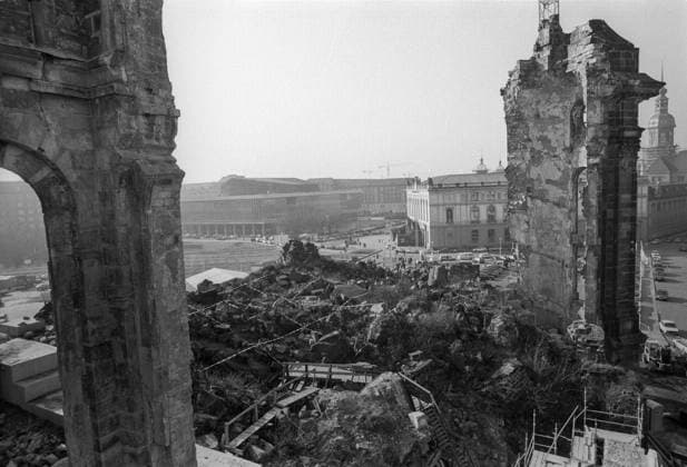 ! ACHTUNG Aufnahmedatum laut Beschriftung ! Dresden, historisch, Neumarkt, Frauenkirche (Ruine), Wiederaufbau, Luftaufnahmen, Draufsicht, Überblick. Februar 1993. Veröffentlichung in Sächsische Zeitung am 13. 14.02.1993: 48 Jahre nach dem Feuersturm: An der Frauenkirche dreht sich der Kran. Wiederaufbau begonnen - Abschluss bis zur 800-Jahr-Feier. Nahezu 48 Jahre nach dem die Stadt vernichtenden Feuersturm erlebte Dresden am Freitag eine bewegende Stunde: Ein Kran barg den ersten Stein aus der am 15. Februar 1945 geborstenen Frauenkirche, die heute noch einen 20 000-Kubikmeter Trümmerberg darstellt. Ihr Wiederaufbau hat damit offiziell begonnen. Möglichst schon in zehn Jahren soll das von Bahr errichtete Meisterwerk europäischer Bau *** A Copyright: xSZ WaltrautxKossackx 0000010205339962 ! ACHTUNG Aufnahmedatum laut Beschriftung