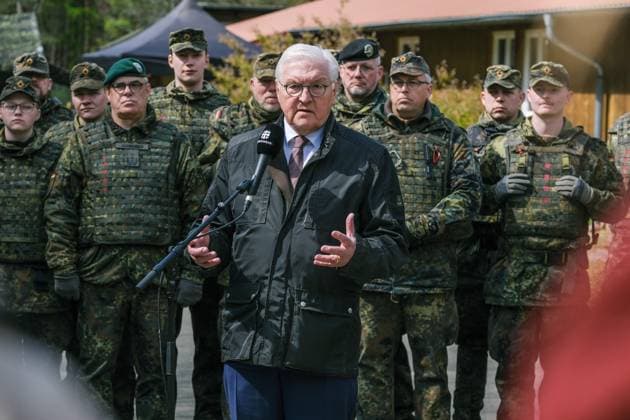 News Themen der Woche KW16 News Bilder des Tages Bundespraesident Frank-Walter Steinmeier besuchte am 18.04.2024 die Panzertruppenschule und den Truppenuebungsplatz Munster. EDITORIAL USE ONLY *** German President Frank Walter Steinmeier visited the Munster Armored Forces School and Training Area on 18 April 2024 EDITORIAL USE ONLY Copyright: epd-bild JensxSchulze epd-Truppenuebungsplatz_Munster3-kopieren