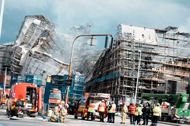 Bilder des Jahres 2024, News 04 April News Themen der Woche KW16 News Bilder des Tages The outer wall of the Stock Exchange has collapsed towards Boersgade, Copenhagen, Thursday, April 18, 2024. On Tuesday morning, a fire was reported in the historic building in Copenhagen, which was under renovation. It was expected that the renovation would be completed in the autumn of 2024 in connection with the celebration of the Stock Exchange s 400-year anniversary. The building was erected in the 1620s as a commercial building by King Christian IV. Today, the building is owned by Danish Business, and has served as an office building. (Photo: Thomas Traasdahl Scanpix 2024) , Copenhagen Denmark *** The outer wall of the Stock Exchange has collapsed towards Boersgade, Copenhagen, Thursday, April 18, 2024 On Tuesday morning, a fire was  Copyright: ThomasxTraasdahlx spdk20240418-172801-L