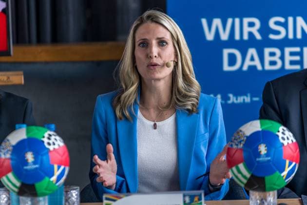 Vom 14. Juni bis 14. Juli wird die Fan Zone Augustusplatz der Leipziger Hotspot zum EURO 2024 Festival. Fußballfans, Leipziger und Gäste der Stadt erwartet ein Programm mit Konzerten, sportlichen Darbietungen, Aktivitäten für Familien, E-Sports und vielem mehr. Zentral zwischen Gewandhaus und Oper Leipzig gelegen, ist sie an 31 Tagen Turnierzeitraum neben dem Stadion der wichtigste Schauplatz für das Fußballerlebnis in Leipzig. Zum Bühnenprogramm auf der Opernseite Augustusplatz informierten zum heutigen Medientermin Burkhard Jung (Oberbürgermeister der Stadt Leipzig), Heiko Rosenthal (Bürgermeister und Beigeordneter für Umwelt, Klima, Ordnung und Sport der Stadt Leipzig) und Stefan Schedler (Gesamtprojektleiter UEFA