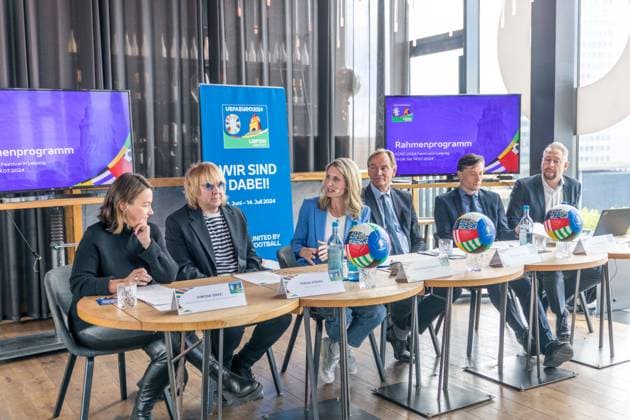 Vom 14. Juni bis 14. Juli wird die Fan Zone Augustusplatz der Leipziger Hotspot zum EURO 2024 Festival. Fußballfans, Leipziger und Gäste der Stadt erwartet ein Programm mit Konzerten, sportlichen Darbietungen, Aktivitäten für Familien, E-Sports und vielem mehr. Zentral zwischen Gewandhaus und Oper Leipzig gelegen, ist sie an 31 Tagen Turnierzeitraum neben dem Stadion der wichtigste Schauplatz für das Fußballerlebnis in Leipzig. Zum Bühnenprogramm auf der Opernseite Augustusplatz informierten zum heutigen Medientermin Burkhard Jung (Oberbürgermeister der Stadt Leipzig), Heiko Rosenthal (Bürgermeister und Beigeordneter für Umwelt, Klima, Ordnung und Sport der Stadt Leipzig) und Stefan Schedler (Gesamtprojektleiter UEFA