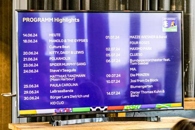 Vom 14. Juni bis 14. Juli wird die Fan Zone Augustusplatz der Leipziger Hotspot zum EURO 2024 Festival. Fußballfans, Leipziger und Gäste der Stadt erwartet ein Programm mit Konzerten, sportlichen Darbietungen, Aktivitäten für Familien, E-Sports und vielem mehr. Zentral zwischen Gewandhaus und Oper Leipzig gelegen, ist sie an 31 Tagen Turnierzeitraum neben dem Stadion der wichtigste Schauplatz für das Fußballerlebnis in Leipzig. Zum Bühnenprogramm auf der Opernseite Augustusplatz informierten zum heutigen Medientermin Burkhard Jung (Oberbürgermeister der Stadt Leipzig), Heiko Rosenthal (Bürgermeister und Beigeordneter für Umwelt, Klima, Ordnung und Sport der Stadt Leipzig) und Stefan Schedler (Gesamtprojektleiter UEFA