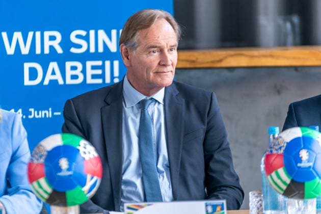 Vom 14. Juni bis 14. Juli wird die Fan Zone Augustusplatz der Leipziger Hotspot zum EURO 2024 Festival. Fußballfans, Leipziger und Gäste der Stadt erwartet ein Programm mit Konzerten, sportlichen Darbietungen, Aktivitäten für Familien, E-Sports und vielem mehr. Zentral zwischen Gewandhaus und Oper Leipzig gelegen, ist sie an 31 Tagen Turnierzeitraum neben dem Stadion der wichtigste Schauplatz für das Fußballerlebnis in Leipzig. Zum Bühnenprogramm auf der Opernseite Augustusplatz informierten zum heutigen Medientermin Burkhard Jung (Oberbürgermeister der Stadt Leipzig), Heiko Rosenthal (Bürgermeister und Beigeordneter für Umwelt, Klima, Ordnung und Sport der Stadt Leipzig) und Stefan Schedler (Gesamtprojektleiter UEFA