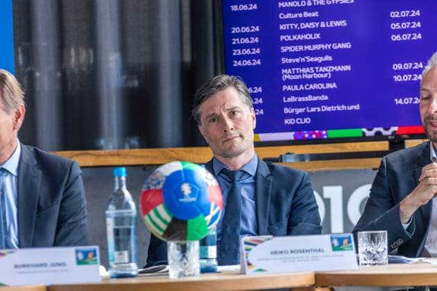 Vom 14. Juni bis 14. Juli wird die Fan Zone Augustusplatz der Leipziger Hotspot zum EURO 2024 Festival. Fußballfans, Leipziger und Gäste der Stadt erwartet ein Programm mit Konzerten, sportlichen Darbietungen, Aktivitäten für Familien, E-Sports und vielem mehr. Zentral zwischen Gewandhaus und Oper Leipzig gelegen, ist sie an 31 Tagen Turnierzeitraum neben dem Stadion der wichtigste Schauplatz für das Fußballerlebnis in Leipzig. Zum Bühnenprogramm auf der Opernseite Augustusplatz informierten zum heutigen Medientermin Burkhard Jung (Oberbürgermeister der Stadt Leipzig), Heiko Rosenthal (Bürgermeister und Beigeordneter für Umwelt, Klima, Ordnung und Sport der Stadt Leipzig) und Stefan Schedler (Gesamtprojektleiter UEFA