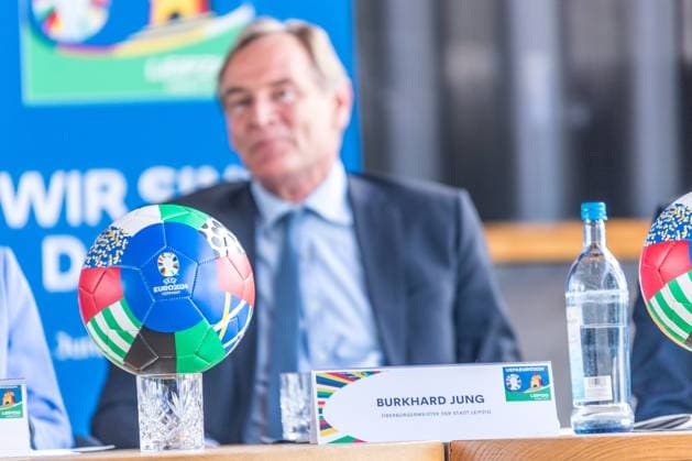 Vom 14. Juni bis 14. Juli wird die Fan Zone Augustusplatz der Leipziger Hotspot zum EURO 2024 Festival. Fußballfans, Leipziger und Gäste der Stadt erwartet ein Programm mit Konzerten, sportlichen Darbietungen, Aktivitäten für Familien, E-Sports und vielem mehr. Zentral zwischen Gewandhaus und Oper Leipzig gelegen, ist sie an 31 Tagen Turnierzeitraum neben dem Stadion der wichtigste Schauplatz für das Fußballerlebnis in Leipzig. Zum Bühnenprogramm auf der Opernseite Augustusplatz informierten zum heutigen Medientermin Burkhard Jung (Oberbürgermeister der Stadt Leipzig), Heiko Rosenthal (Bürgermeister und Beigeordneter für Umwelt, Klima, Ordnung und Sport der Stadt Leipzig) und Stefan Schedler (Gesamtprojektleiter UEFA