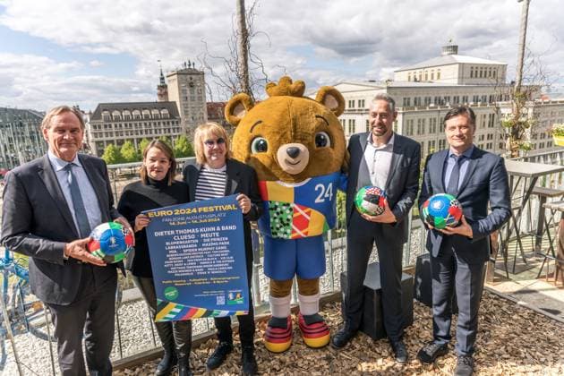 Vom 14. Juni bis 14. Juli wird die Fan Zone Augustusplatz der Leipziger Hotspot zum EURO 2024 Festival. Fußballfans, Leipziger und Gäste der Stadt erwartet ein Programm mit Konzerten, sportlichen Darbietungen, Aktivitäten für Familien, E-Sports und vielem mehr. Zentral zwischen Gewandhaus und Oper Leipzig gelegen, ist sie an 31 Tagen Turnierzeitraum neben dem Stadion der wichtigste Schauplatz für das Fußballerlebnis in Leipzig. Zum Bühnenprogramm auf der Opernseite Augustusplatz informierten zum heutigen Medientermin Burkhard Jung (Oberbürgermeister der Stadt Leipzig), Heiko Rosenthal (Bürgermeister und Beigeordneter für Umwelt, Klima, Ordnung und Sport der Stadt Leipzig) und Stefan Schedler (Gesamtprojektleiter UEFA