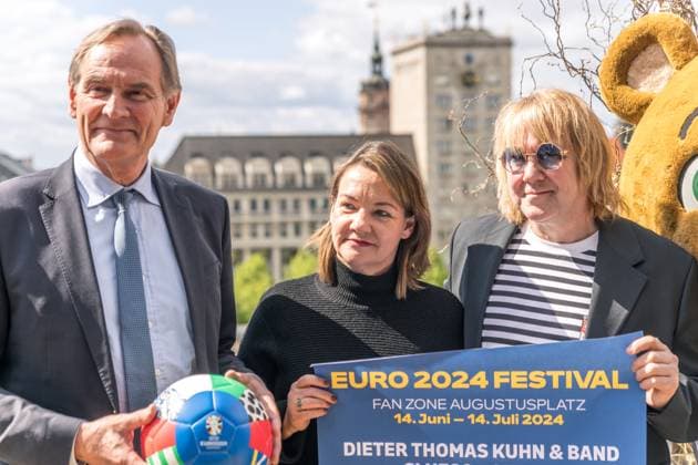 Vom 14. Juni bis 14. Juli wird die Fan Zone Augustusplatz der Leipziger Hotspot zum EURO 2024 Festival. Fußballfans, Leipziger und Gäste der Stadt erwartet ein Programm mit Konzerten, sportlichen Darbietungen, Aktivitäten für Familien, E-Sports und vielem mehr. Zentral zwischen Gewandhaus und Oper Leipzig gelegen, ist sie an 31 Tagen Turnierzeitraum neben dem Stadion der wichtigste Schauplatz für das Fußballerlebnis in Leipzig. Zum Bühnenprogramm auf der Opernseite Augustusplatz informierten zum heutigen Medientermin Burkhard Jung (Oberbürgermeister der Stadt Leipzig), Heiko Rosenthal (Bürgermeister und Beigeordneter für Umwelt, Klima, Ordnung und Sport der Stadt Leipzig) und Stefan Schedler (Gesamtprojektleiter UEFA