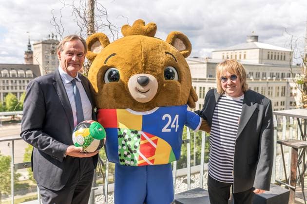 Vom 14. Juni bis 14. Juli wird die Fan Zone Augustusplatz der Leipziger Hotspot zum EURO 2024 Festival. Fußballfans, Leipziger und Gäste der Stadt erwartet ein Programm mit Konzerten, sportlichen Darbietungen, Aktivitäten für Familien, E-Sports und vielem mehr. Zentral zwischen Gewandhaus und Oper Leipzig gelegen, ist sie an 31 Tagen Turnierzeitraum neben dem Stadion der wichtigste Schauplatz für das Fußballerlebnis in Leipzig. Zum Bühnenprogramm auf der Opernseite Augustusplatz informierten zum heutigen Medientermin Burkhard Jung (Oberbürgermeister der Stadt Leipzig), Heiko Rosenthal (Bürgermeister und Beigeordneter für Umwelt, Klima, Ordnung und Sport der Stadt Leipzig) und Stefan Schedler (Gesamtprojektleiter UEFA