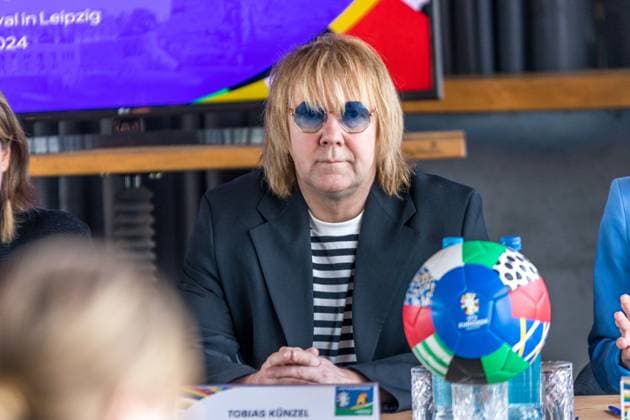 Vom 14. Juni bis 14. Juli wird die Fan Zone Augustusplatz der Leipziger Hotspot zum EURO 2024 Festival. Fußballfans, Leipziger und Gäste der Stadt erwartet ein Programm mit Konzerten, sportlichen Darbietungen, Aktivitäten für Familien, E-Sports und vielem mehr. Zentral zwischen Gewandhaus und Oper Leipzig gelegen, ist sie an 31 Tagen Turnierzeitraum neben dem Stadion der wichtigste Schauplatz für das Fußballerlebnis in Leipzig. Zum Bühnenprogramm auf der Opernseite Augustusplatz informierten zum heutigen Medientermin Burkhard Jung (Oberbürgermeister der Stadt Leipzig), Heiko Rosenthal (Bürgermeister und Beigeordneter für Umwelt, Klima, Ordnung und Sport der Stadt Leipzig) und Stefan Schedler (Gesamtprojektleiter UEFA