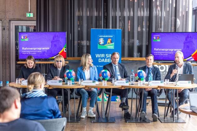 Vom 14. Juni bis 14. Juli wird die Fan Zone Augustusplatz der Leipziger Hotspot zum EURO 2024 Festival. Fußballfans, Leipziger und Gäste der Stadt erwartet ein Programm mit Konzerten, sportlichen Darbietungen, Aktivitäten für Familien, E-Sports und vielem mehr. Zentral zwischen Gewandhaus und Oper Leipzig gelegen, ist sie an 31 Tagen Turnierzeitraum neben dem Stadion der wichtigste Schauplatz für das Fußballerlebnis in Leipzig. Zum Bühnenprogramm auf der Opernseite Augustusplatz informierten zum heutigen Medientermin Burkhard Jung (Oberbürgermeister der Stadt Leipzig), Heiko Rosenthal (Bürgermeister und Beigeordneter für Umwelt, Klima, Ordnung und Sport der Stadt Leipzig) und Stefan Schedler (Gesamtprojektleiter UEFA