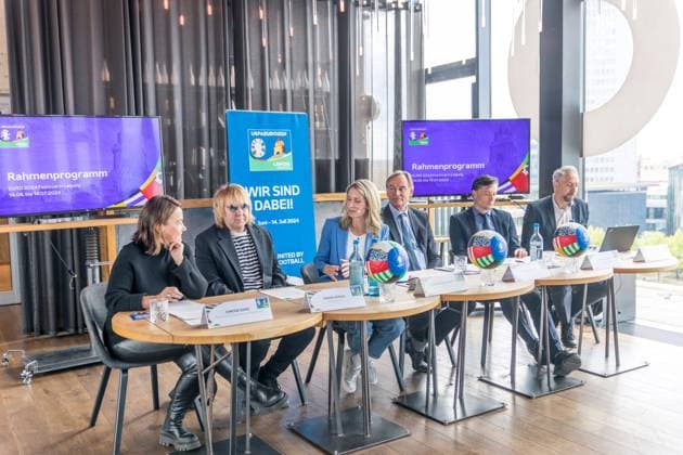 Vom 14. Juni bis 14. Juli wird die Fan Zone Augustusplatz der Leipziger Hotspot zum EURO 2024 Festival. Fußballfans, Leipziger und Gäste der Stadt erwartet ein Programm mit Konzerten, sportlichen Darbietungen, Aktivitäten für Familien, E-Sports und vielem mehr. Zentral zwischen Gewandhaus und Oper Leipzig gelegen, ist sie an 31 Tagen Turnierzeitraum neben dem Stadion der wichtigste Schauplatz für das Fußballerlebnis in Leipzig. Zum Bühnenprogramm auf der Opernseite Augustusplatz informierten zum heutigen Medientermin Burkhard Jung (Oberbürgermeister der Stadt Leipzig), Heiko Rosenthal (Bürgermeister und Beigeordneter für Umwelt, Klima, Ordnung und Sport der Stadt Leipzig) und Stefan Schedler (Gesamtprojektleiter UEFA