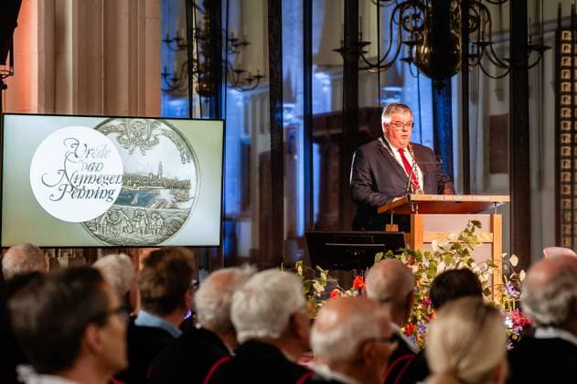 Treaties of Nijmegen Medal 2024 awarded to Bellingcat founder Eliot Higgins in Nijmegen - 18 Apr 2024 Mayor of Nijmegen, Hubert Bruls is seen giving a speech. The Treaties of Nijmegen Medal is a biannual prize awarded to a key international figure or an organization that has made a special contribution in politics, science, economics, or culture to the development and position of Europe, or has contributed to the European peace. This year, Eliot Higgins, the British founder of the international investigative journalism collective Bellingcat received the award for his innovative contribution to peace and human rights. Nijmegen Netherlands Copyright: xAnaxFernandezx xSOPAxImagesx Ana_Fernandez_180424_TreatiesNijmegenMedalEliotHiggins_009