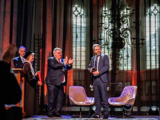 News Bilder des Tages Treaties of Nijmegen Medal 2024 awarded to Bellingcat founder Eliot Higgins in Nijmegen - 18 Apr 2024 Hubert Bruls (L) is seen clapping for Eliot Higgins (R). The Treaties of Nijmegen Medal is a biannual prize awarded to a key international figure or an organization that has made a special contribution in politics, science, economics, or culture to the development and position of Europe, or has contributed to the European peace. This year, Eliot Higgins, the British founder of the international investigative journalism collective Bellingcat received the award for his innovative contribution to peace and human rights. Nijmegen Netherlands Copyright: xAnaxFernandezx xSOPAxImagesx Ana_Fernandez_180424_TreatiesNijmegenMedalEliotHiggins_012