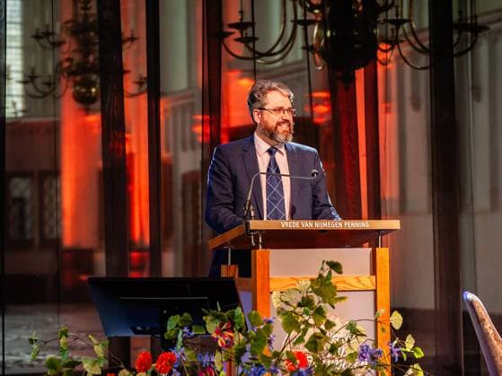 Treaties of Nijmegen Medal 2024 awarded to Bellingcat founder Eliot Higgins in Nijmegen - 18 Apr 2024 Eliot Higgins from Bellingcat is seen giving a speech. The Treaties of Nijmegen Medal is a biannual prize awarded to a key international figure or an organization that has made a special contribution in politics, science, economics, or culture to the development and position of Europe, or has contributed to the European peace. This year, Eliot Higgins, the British founder of the international investigative journalism collective Bellingcat received the award for his innovative contribution to peace and human rights. Nijmegen Netherlands Copyright: xAnaxFernandezx xSOPAxImagesx Ana_Fernandez_180424_TreatiesNijmegenMedalEliotHiggins_013