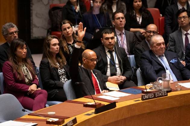 Bilder des Jahres 2024, News 04 April News Themen der Woche KW16 News Bilder des Tages (240418) -- UNITED NATIONS, April 18, 2024 -- U.S. Deputy Permanent Representative to the UN Robert Wood (L, front) votes against a draft resolution that recommends to the 193-member UN General Assembly that the State of Palestine be admitted to membership of the United Nations , at the UN headquarters in New York, on April 18, 2024. The United States on Thursday voted against a Palestinian request for full UN membership at the Security Council. ) UN-SECURITY COUNCIL-PALESTINIAN REQUEST-FULL UN MEMBERSHIP-U.S.-VETO XiexE 