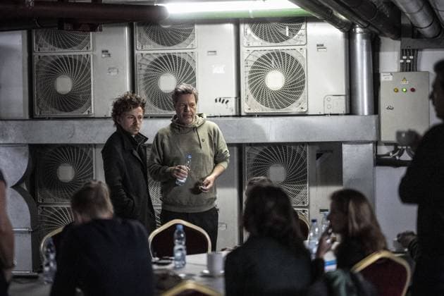 News Bilder des Tages Der Bundesminister fuer Wirtschaft und Klimaschutz Robert Habeck (Buendnis 90 Die Gruenen) besucht vom 17.04-19.04.2024 Polen, die Ukraine und die Republik Moldau. Kyjiw, 19.04.2024. Am fruehen Morgen haelt sich die Delegation wegen eines Bombenalarms im Luftschutzraum des Hotels auf. Kyjiw Ukraine *** The Federal Minister for Economic Affairs and Climate Protection Robert Habeck Buendnis 90 Die Gruenen visits Poland, Ukraine and the Republic of Moldova Kyiv, 19 April 2024 Early in the morning, the delegation is staying in the hotels air-raid shelter in Kyiv Ukraine due to a bomb alert Copyright: xDominikxButzmannxphotothek.dex