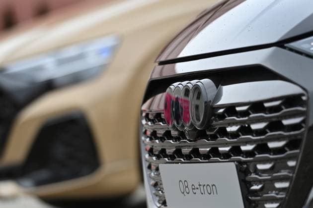 Audi Ringe,Audi Frontpartie Q8 e-tron. Ludwig Erhard Gipfel 2024 auf Gut Kaltenbrunn am Tegernsee am 19.04.2024. *** Audi rings,Audi front section Q8 e tron Ludwig Erhard Summit 2024 at Gut Kaltenbrunn on Lake Tegernsee on 19 04 2024