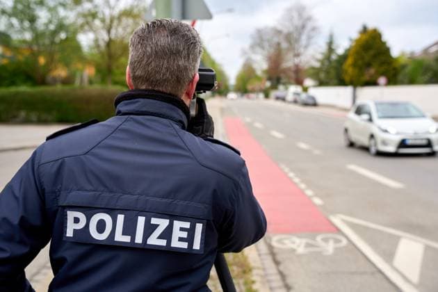 News Themen der Woche KW16 News Bilder des Tages Augsburg, Bavaria, Germany - April 19, 2024: Speed camera marathon in Bavaria. Speed camera check by the police in Augsburg. A police officer measures the speed with a laser measuring device in a 30 km h zone *** Themenbild Blitzermarathon in Bayern. Radarkontrolle der Polizei in Augsburg. Ein Polizist misst die Geschwindigkeit mit einem Laser Messgerät in einer 30 Km h Zone