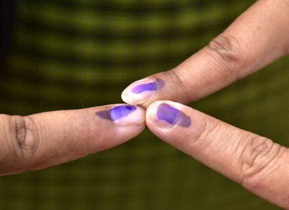 Bilder des Jahres 2024, News 04 April News Themen der Woche KW16 News Bilder des Tages April 19, 2024, Guwahati, Guwahati, India: Voter shows their ink marked finger after casting their vote in the 1st phase of India General Election 2024 in a polling station in Re Bhoi district of Meghlaya India on Friday 19th April 2024 Guwahati India - ZUMAd163 20240419_zip_d163_012 Copyright: xDasarathxDekax