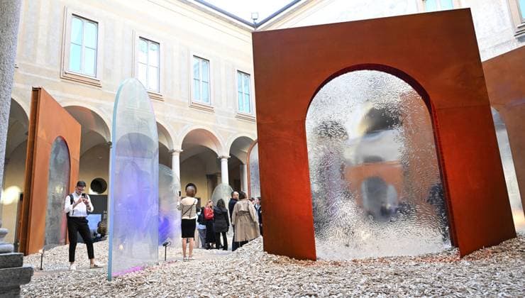 Bilder des Jahres 2024, Entertainment 04 April Entertainment Themen der Woche KW16 Entertainment Bilder des Tages April 19, 2024, Milan, Italy: People visit Making Sense of Color , a Google Design Studio exhibition as part of the Fuori Salone Milan Design Week. Milan, Italy, 19 April 2024. The Salone Internazionale del Mobile and Fuori Salone 2024 edition run from 15 to 21 April. ANSA DANIEL DAL ZENNARO Milan Italy  - ZUMAa110 20240419_zaf_a110_040 Copyright: xDanielxDalxZennarox